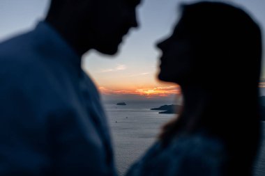 Gün batımında bir çift silueti