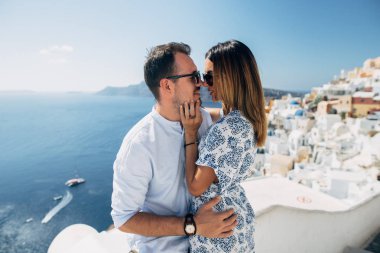 Mutlu çifte sarılma ve Santorini bir görünüm ile birlikte gülüyor