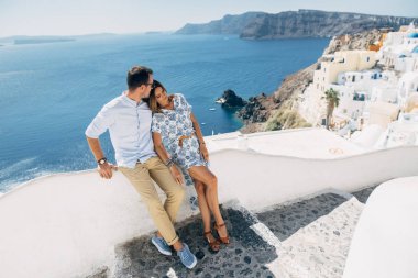 Mutlu çifte sarılma ve Santorini bir görünüm ile birlikte gülüyor