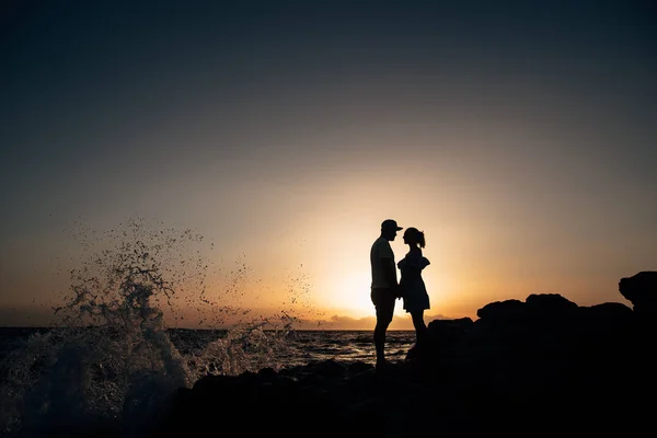 Silhouette d'un couple au coucher du soleil — Photo