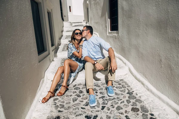 Couple heureux embrasser et rire ensemble avec une vue de Santorin — Photo