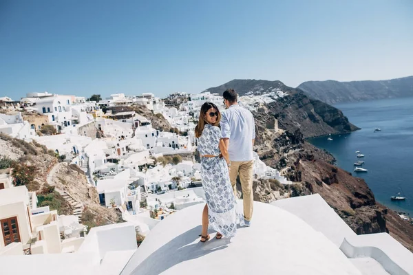 La pareja está de pie en el techo de Santorini — Foto de Stock