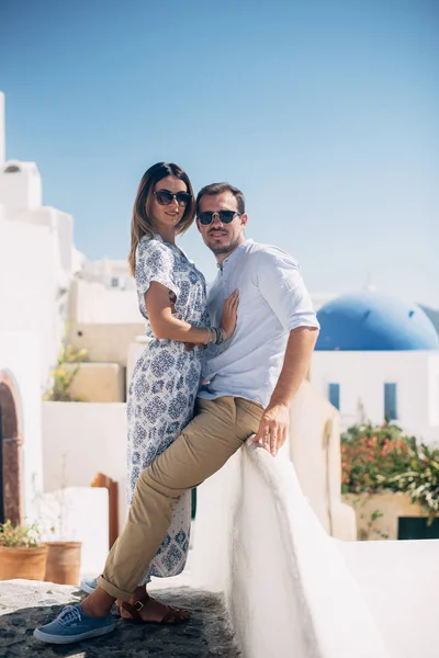 Casal feliz abraçando e rindo junto com uma vista de Santor — Fotografia de Stock