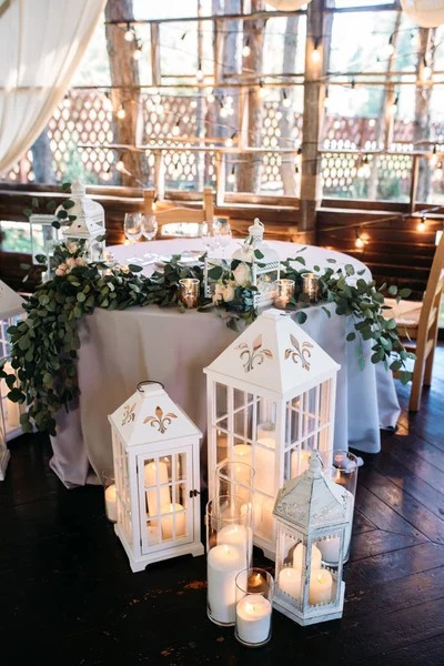 Zone décorée avec des lampes à bougie en bois blanc et des fleurs — Photo