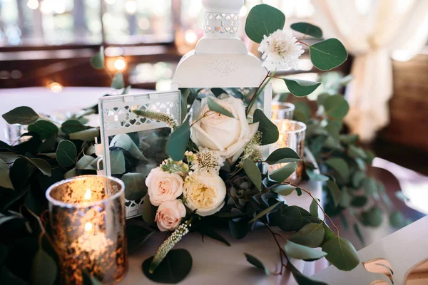 Área decorada com lâmpadas de vela de madeira branca e flores — Fotografia de Stock