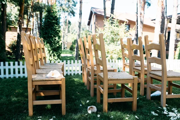 Церемонія весілля під відкритим небом, стільці на траві — стокове фото