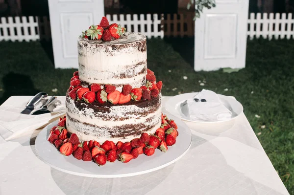 Biały tort z truskawkami — Zdjęcie stockowe