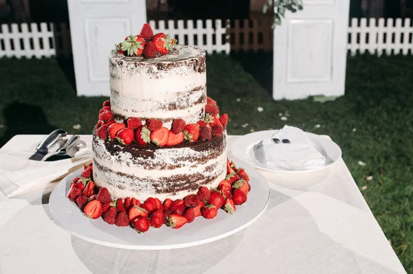 Torta nuziale bianca con fragola — Foto Stock