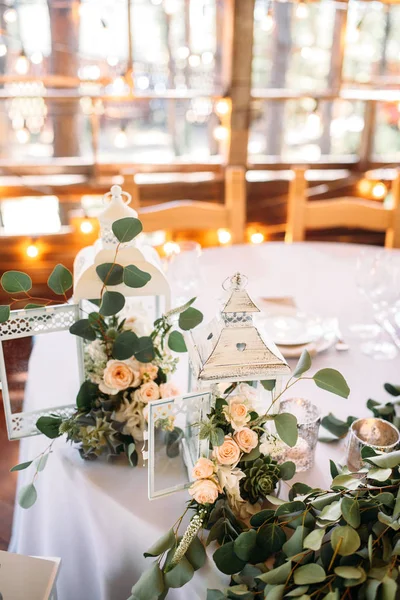 Gebied met witte houten kaars lampen en bloemen versierd — Stockfoto
