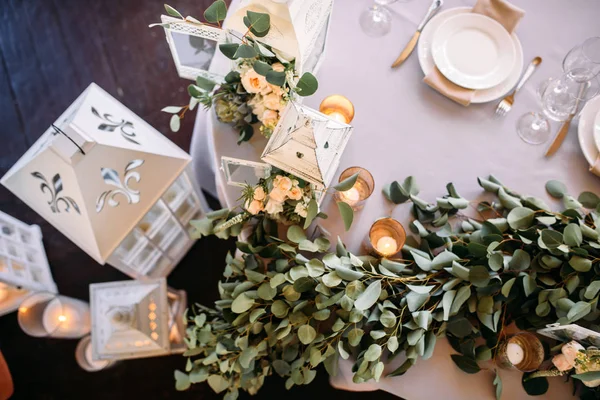 Área decorada com lâmpadas de vela de madeira branca e flores — Fotografia de Stock