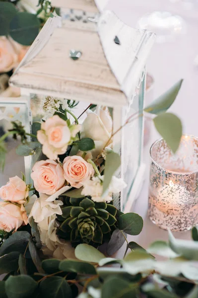 Área decorada com lâmpadas de vela de madeira branca e flores — Fotografia de Stock