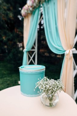 Yuvarlak mavi kutu hediyeler ve kartları, düğün kemer arka plan üzerinde