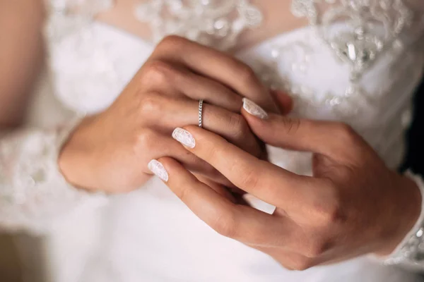 Mains de mariée avec bague de mariage — Photo