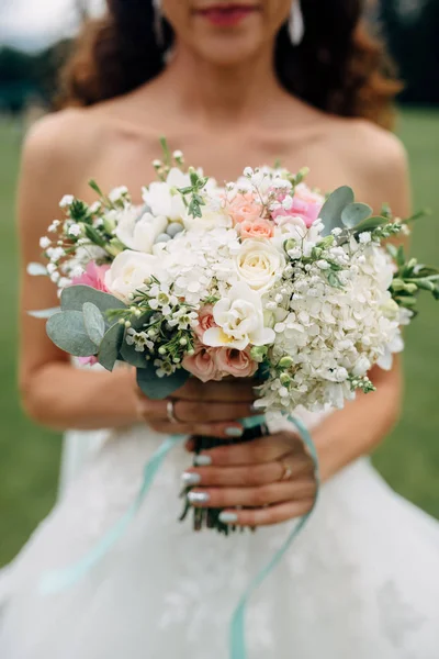 Mains de mariée avec bouquet de mariage — Photo