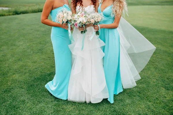 Novia con dos damas de honor en vestidos de menta — Foto de Stock