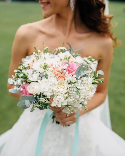 Mãos de noiva com buquê de casamento — Fotografia de Stock