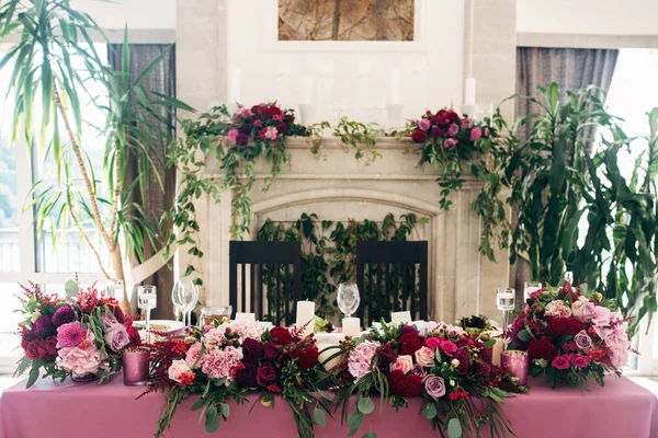 Öppen spis dekorerad med blommor av astrar och dahlior och ljus — Stockfoto