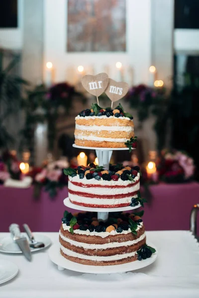 Τριών επιπέδων γαμήλια τούρτα με βατόμουρα, σμέουρα και μούρα, δύο πλάκες μορφή καρδιά στην κορυφή — Φωτογραφία Αρχείου