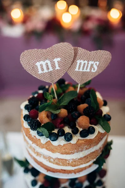 Naaked γαμήλια τούρτα με βατόμουρα, σμέουρα και μέντα, δύο πλάκες μορφή καρδιά στην κορυφή — Φωτογραφία Αρχείου