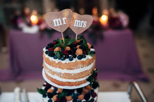 Naaked γαμήλια τούρτα με βατόμουρα, σμέουρα και μέντα, δύο πλάκες μορφή καρδιά στην κορυφή — Φωτογραφία Αρχείου
