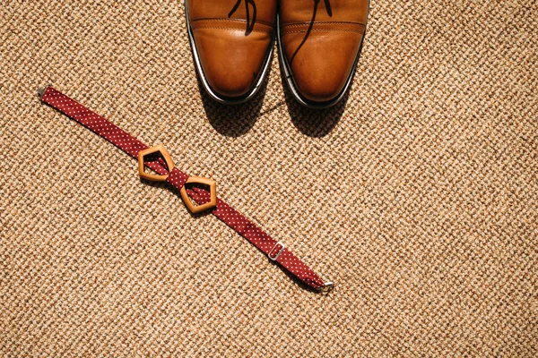 Gravata arco do noivo e sapatos no chão — Fotografia de Stock