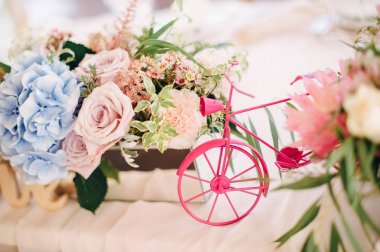 Mavi ve şeftali çiçekleri ile küçük dekoratif Bisiklet