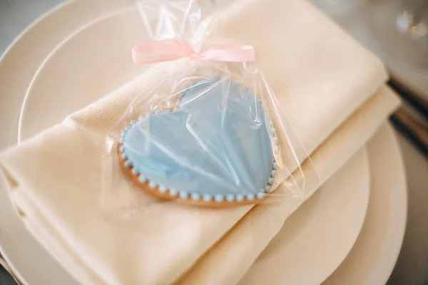 Galleta azul forma corazón en servilleta blanca — Foto de Stock