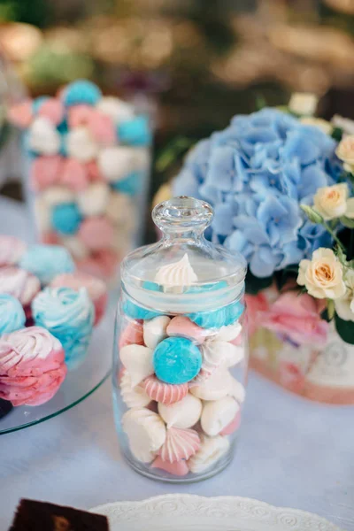 Голубые и розовые конфеты в прозрачной банке — стоковое фото
