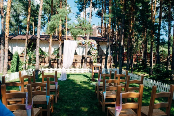 Hochzeitsbogen im Wald mit Blumen geschmückt — Stockfoto