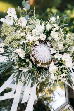 Beyaz çiçekler, güller, Yeşiller ve kurdeleler ile buket düğün