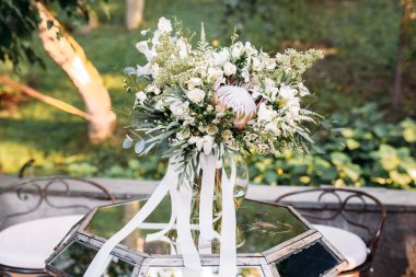 Beyaz çiçekler, güller, Yeşiller ve kurdeleler ile buket düğün