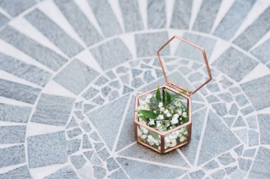 Alyans taş katta cam kutusuyla