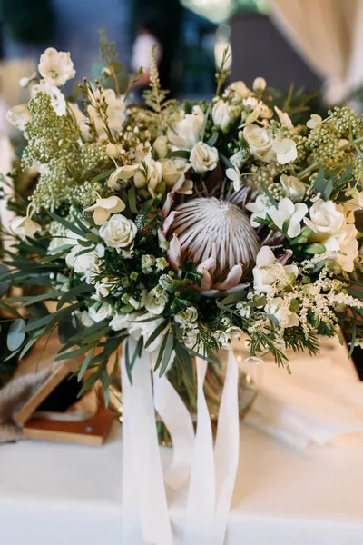 Свадебный букет с белыми цветами, розами, зеленью и лентами — стоковое фото