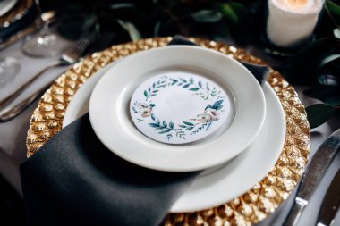 Altın plaka ile guestcard yeşil peçete ile dekore edilmiş