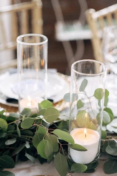 Декорована територія з білою свічкою і квітами на столі — стокове фото