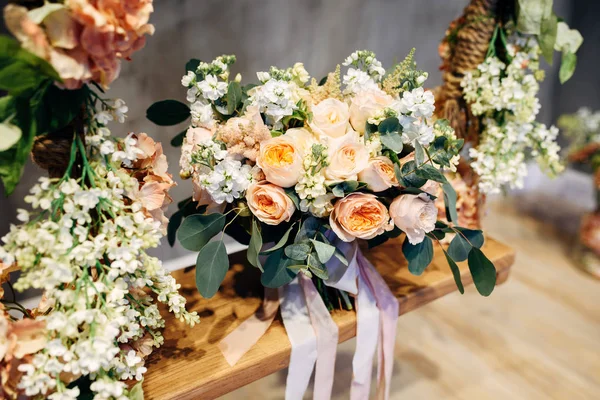 Свадебный букет с персиковыми розами и длинными лентами — стоковое фото