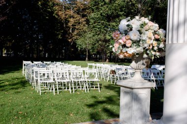 Büyük şeftali buketleri beyaz üzerinde açık düğün üzerinde duruyor