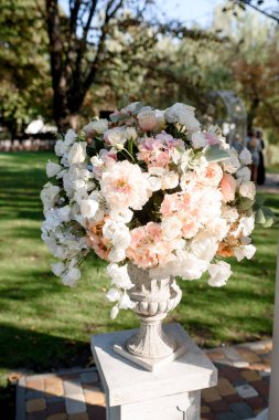 Büyük şeftali buketleri beyaz üzerinde açık düğün üzerinde duruyor