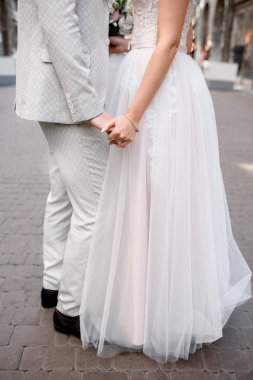 Gelin ve damat hazır bekliyor, yüzler görünür değildir