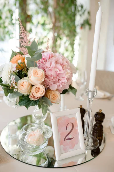 Mesa decorada com flores e velas no prato espelho — Fotografia de Stock