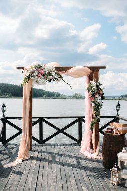 Düğün kemer nehir tarafında çiçeklerle dekore edilmiş