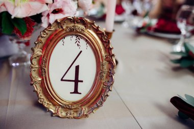 Altın Çerçeve tablo numarasıyla düğün dekorasyonu