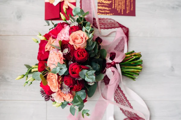 Nevěsty poplatky. Elegantní kytice nevěsty leží na zemi, nedaleko obálku — Stock fotografie