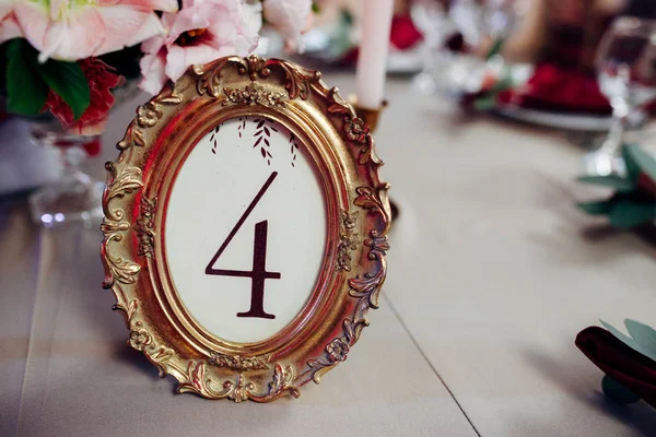 Altın Çerçeve tablo numarasıyla düğün dekorasyonu