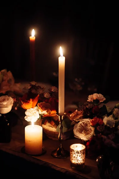 Área decorada com velas e flores em luzes de vela — Fotografia de Stock