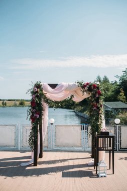 Düğün kemer bordo çiçek ve okaliptüs t ile dekore edilmiş