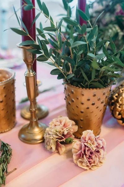 Decoración de la boda con ramo de flores de color burdeos y rosa y eucalipto, velas de color burdeos en candelabros de oro —  Fotos de Stock