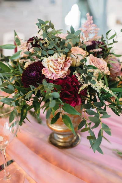 Vaso à moda antiga ouro com buquê chique de flores borgonha e rosa e eucalipto — Fotografia de Stock