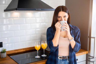 Sabah bir fincan kahveyle esmer