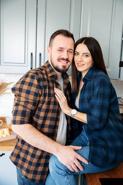 Lyckliga paret kramas i köket — Stockfoto